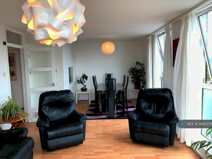 3 Bedroom Flat To Rent In Turnpike Link, Croydon, CR0