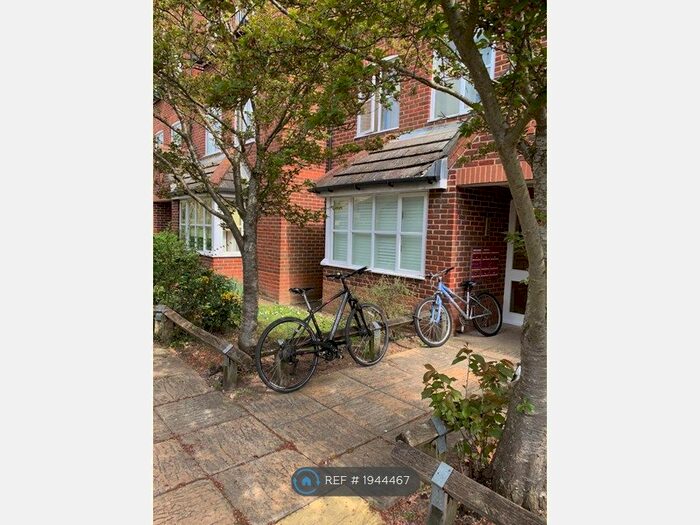 2 Bedroom Flat To Rent In Langridge Mews, Hampton, TW12