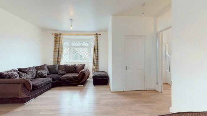 3 Bedroom Ground Flat To Rent In Lindsey Road, RM8