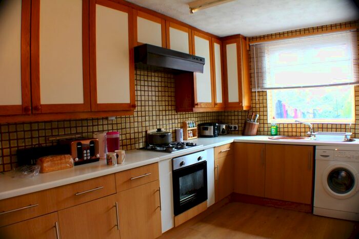 4 Bedroom Semi-Detached House To Rent In St. Annes Road, Leeds, LS6