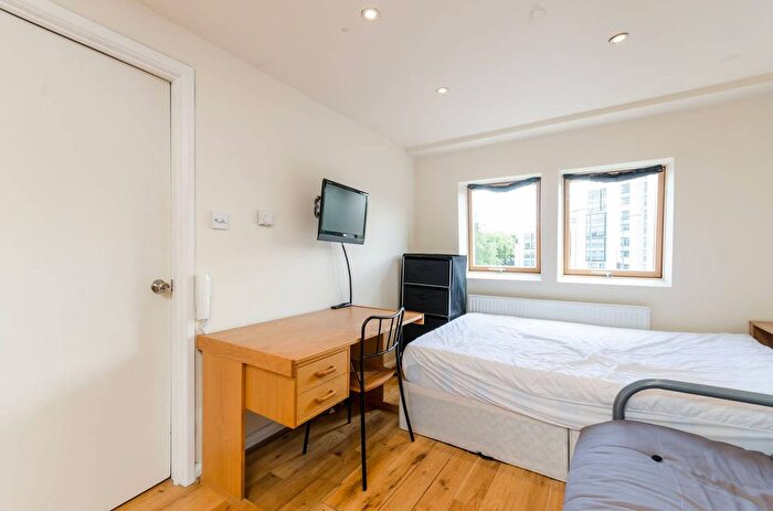 Studio To Rent In Woodstock Grove, Shepherd's Bush, London, W12