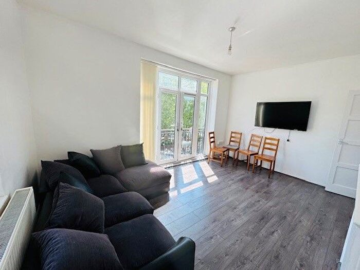 2 Bedroom Flat To Rent In Hutton House, Turin Street, Bethnal Green, E2
