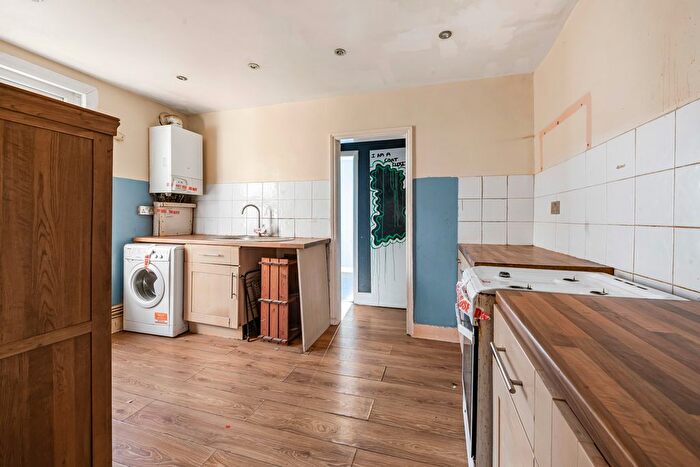 2 Bedroom Maisonette For Sale In Archer Road, London, SE25