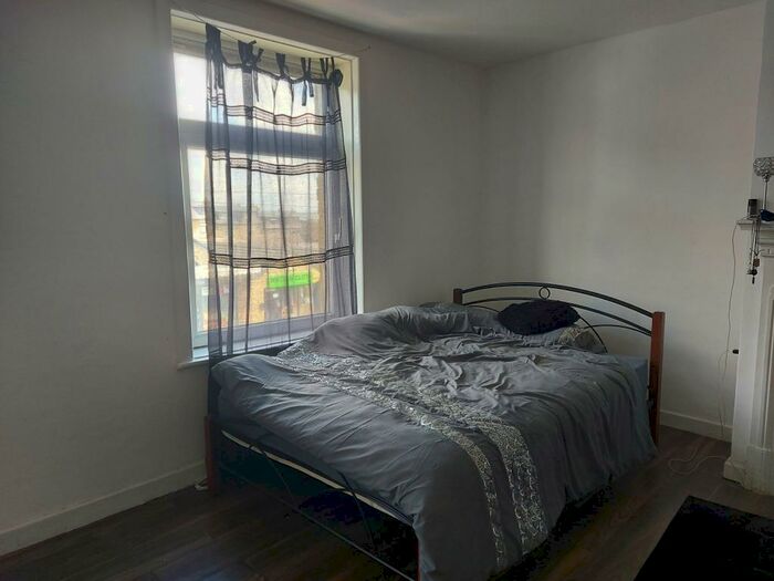 2 Bedroom Apartment To Rent In Girlington Road, Bradford, BD8