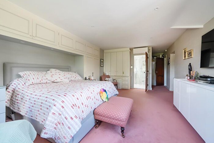 4 Bedroom Detached House For Sale In Totteridge Common, Totteridge, N20