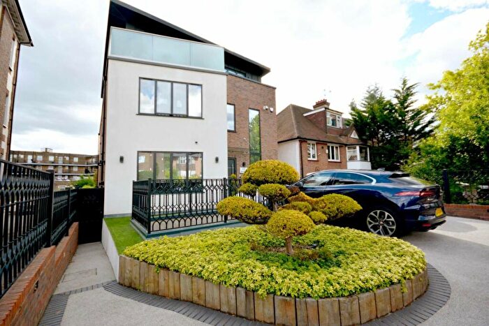 2 Bedroom Flat To Rent In Wykeham Road, London, NW4