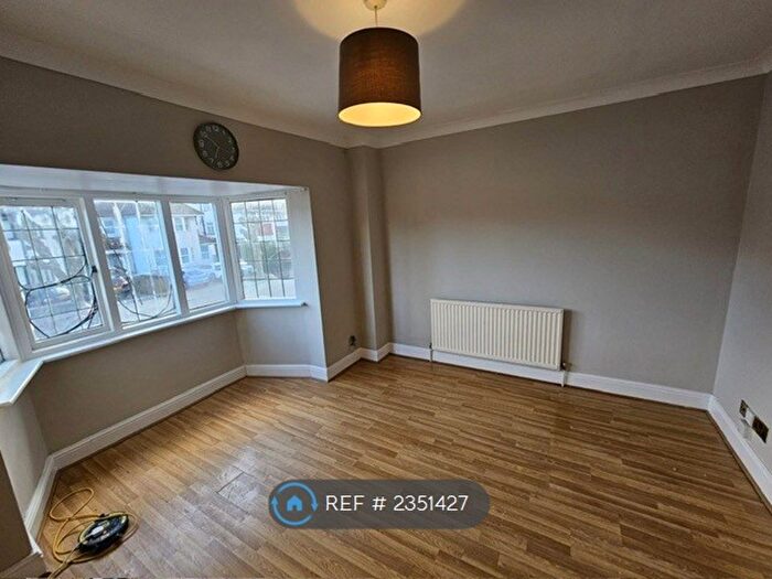 2 Bedroom Flat To Rent In Chesterfield Court, London, NW11