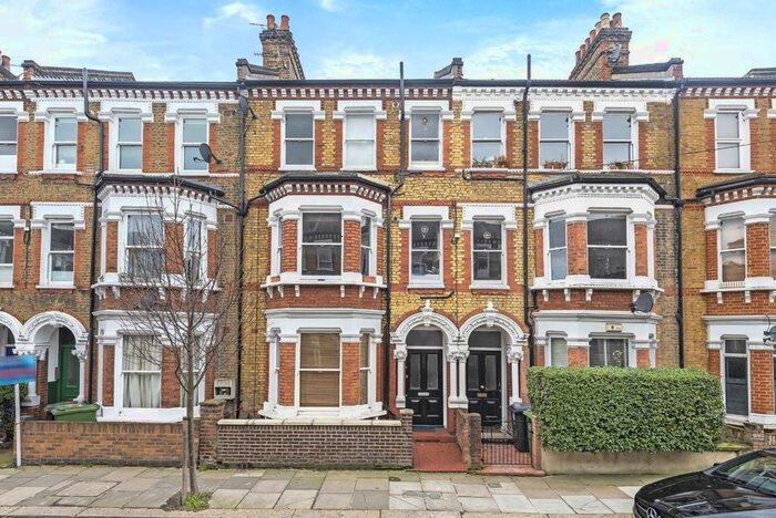 3 Bedroom Flat To Rent In Tremadoc Road, London, SW4