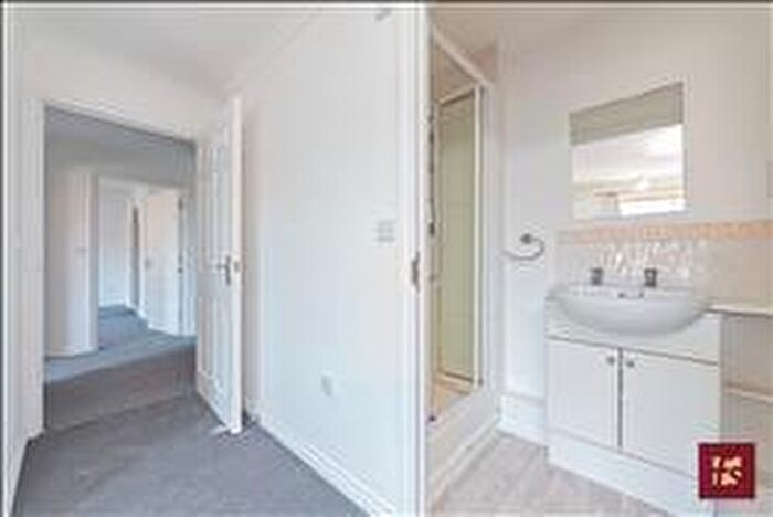 2 Bedroom Apartment To Rent In Pinewood Avenue, Crowthorne, Berkshire, RG45
