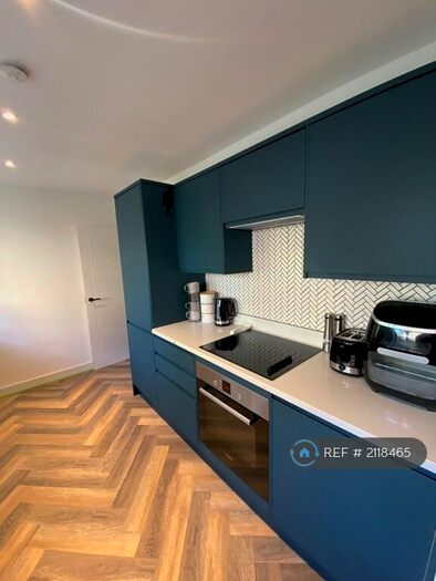 2 Bedroom Flat To Rent In Somers Road, Reigate, RH2