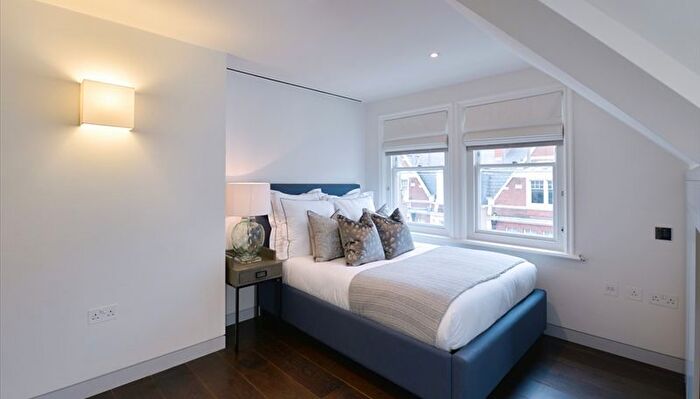 2 Bedroom Flat To Rent In Duke Street, London, W1K