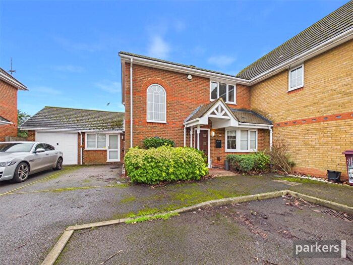 3 Bedroom Link Detached House For Sale In Orchard Grove, Caversham, Reading, Berkshire, RG4