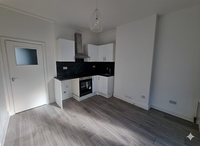 2 Bedroom Flat To Rent In Bewick Street, London, SW8