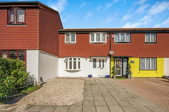 3 Bedroom Property For Sale In Ashingdon Close, Chingford, E4