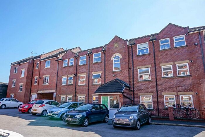 2 Bedroom Flat To Rent In Flat Headingley Rise, Welton Road, Leeds, LS6