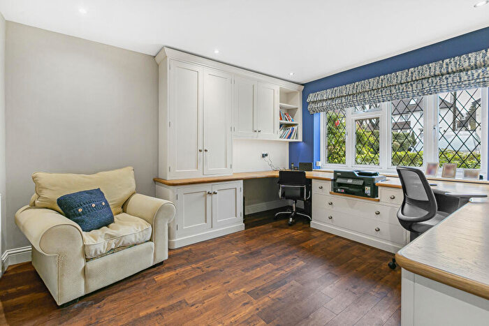4 Bedroom Detached House For Sale In The Grove, Brookmans Park, AL9