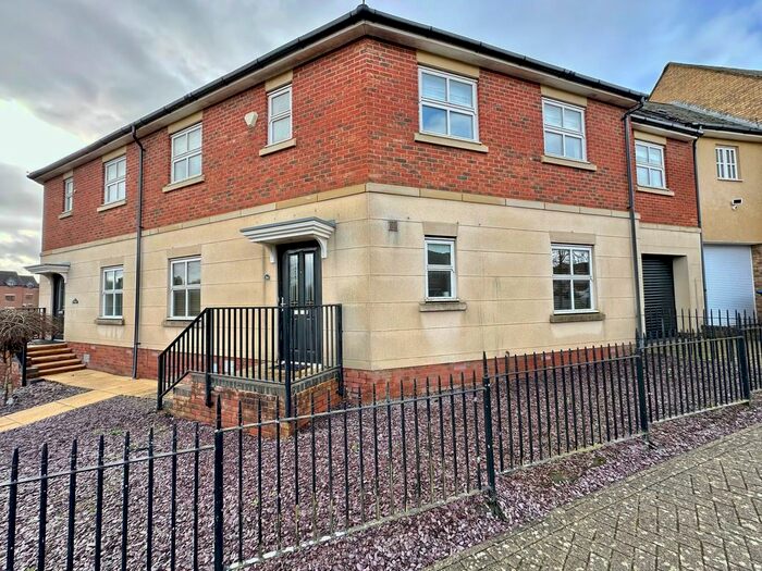 4 Bedroom Semi-Detached House To Rent In Hidcote Drive, Westcroft, MK4