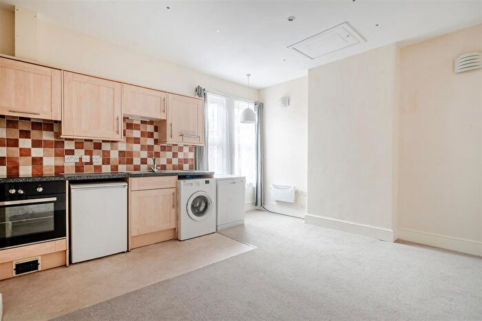 2 Bedroom Flat For Sale In Marshfield Road, Chippenham, SN15
