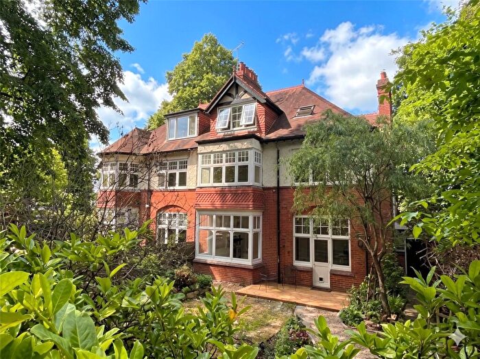 2 Bedroom Apartment For Sale In Upper Gordon Road, Camberley, Surrey, GU15