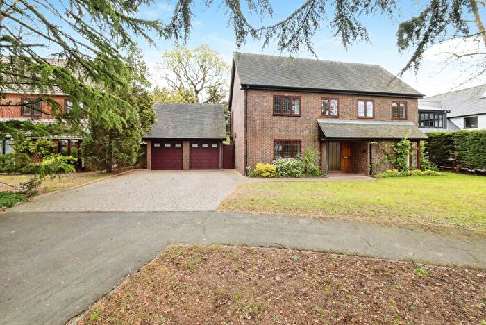 4 Bedroom Detached House For Sale In The Woodfines, Hornchurch, RM11