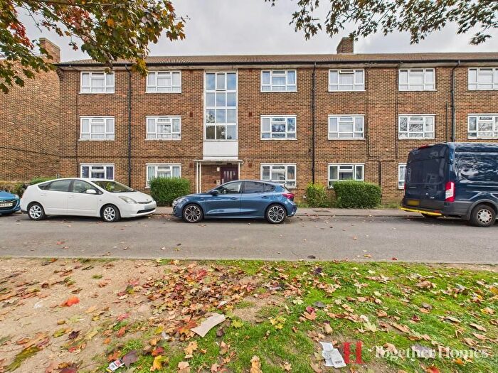 2 Bedroom Flat For Sale In Whalebone Lane South, Dagenham, RM8