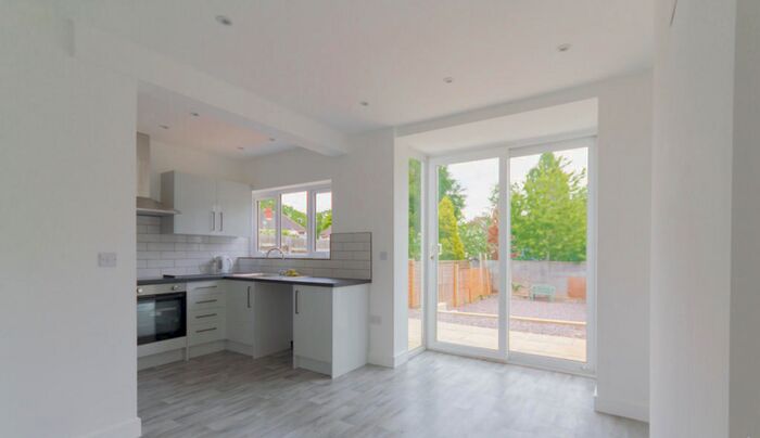 2 Bedroom Flat To Rent In Grasmere Road, London, SE25