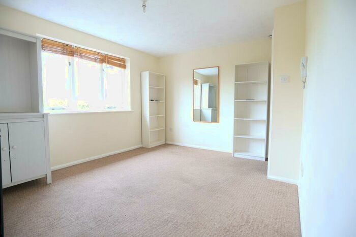 1 Bedroom Flat To Rent In Oakhill Road, Purfleet, RM19