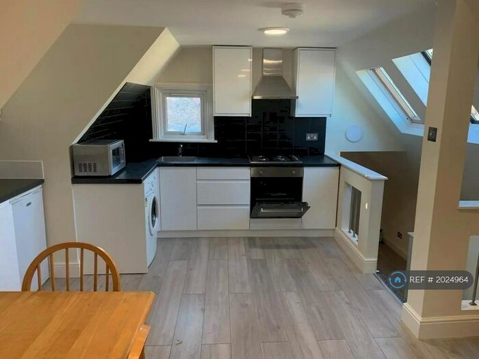 2 Bedroom Flat To Rent In Laitwood Road, London, SW12