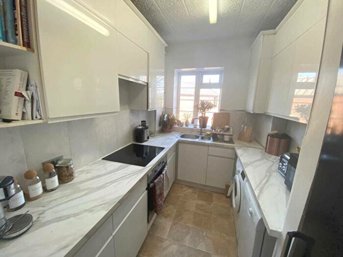 3 Bedroom Flat To Rent In Edgware Court, Edgware, HA8