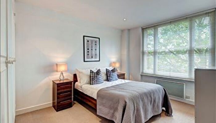 1 Bedroom Flat To Rent In Hill Street, London, W1J