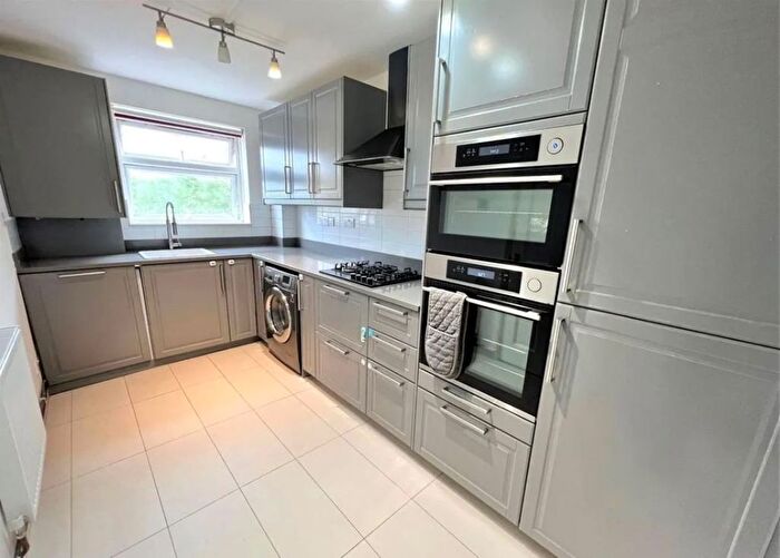2 Bedroom Flat To Rent In Moorlands Avenue, London, NW7