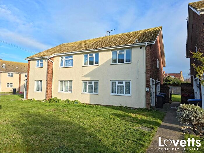 2 Bedroom Flat To Rent In Woodford Court, Birchington, CT7