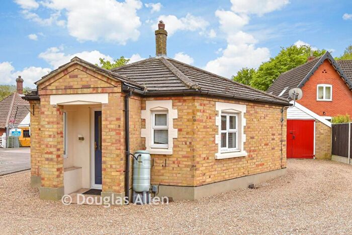 2 Bedroom Bungalow For Sale In Bridgecote Lane, Noak Bridge, Essex, SS15