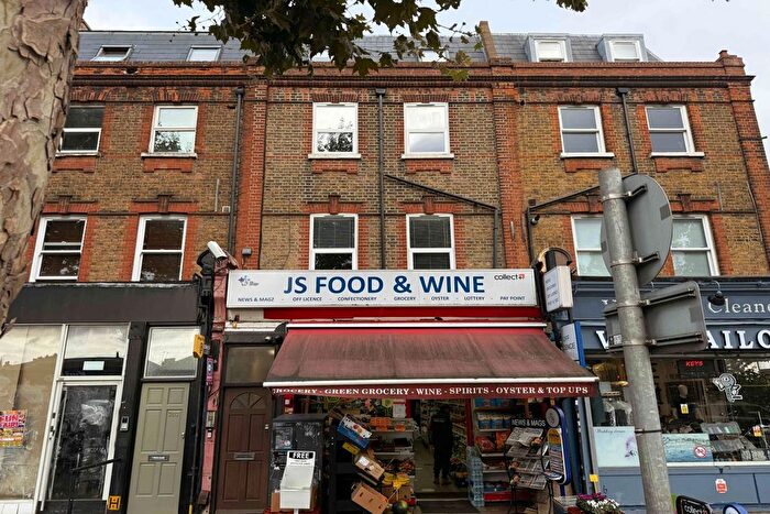 Terraced House To Rent In Lower Mortlake Road, Richmond, Surrey, TW9