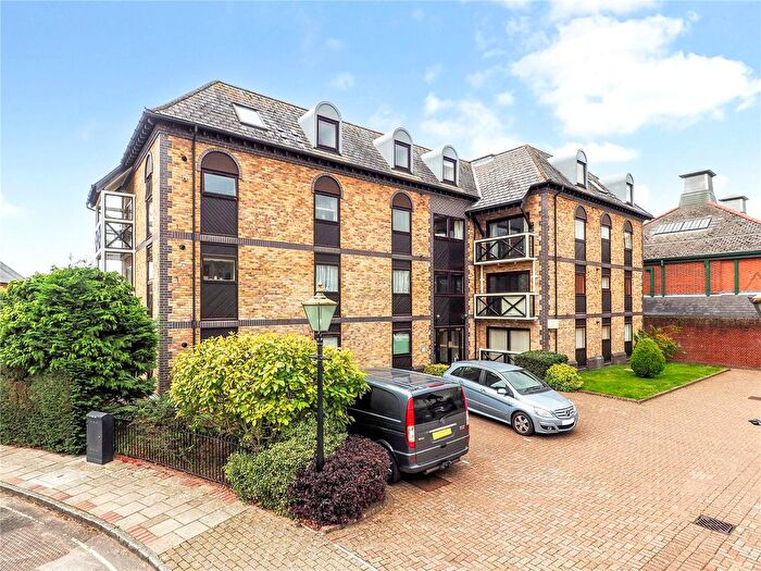 2 Bedroom Flat For Sale In Henty Gardens, Westgate, Chichester, PO19
