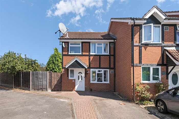3 Bedroom End Terrace House For Sale In Crestwood Way, Hounslow, TW4