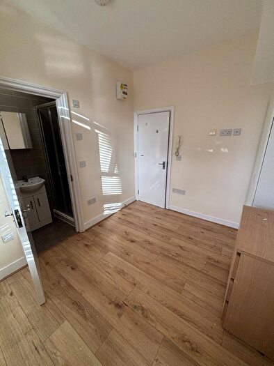 Studio To Rent In Hedge Lane, N13