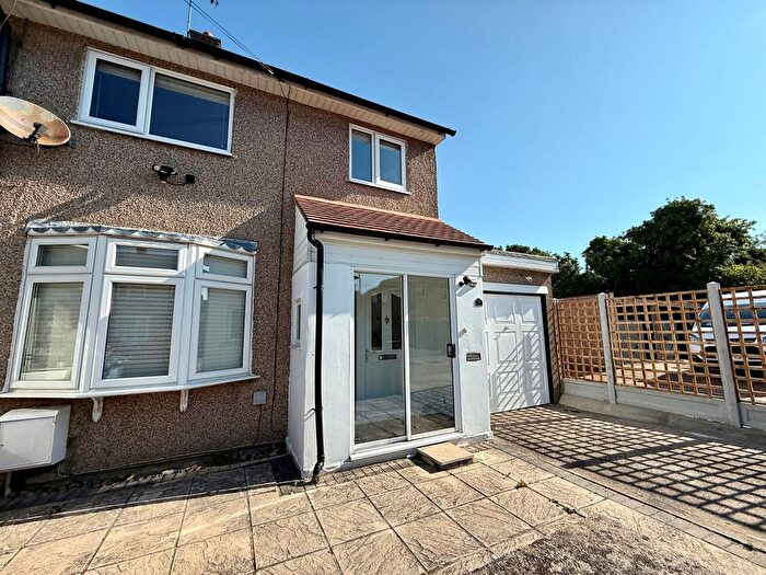 2 Bedroom Property To Rent In Araglen Avenue, South Ockendon, RM15