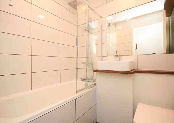 1 Bedroom Flat To Rent In Bracknell Close, Wood Green, N22