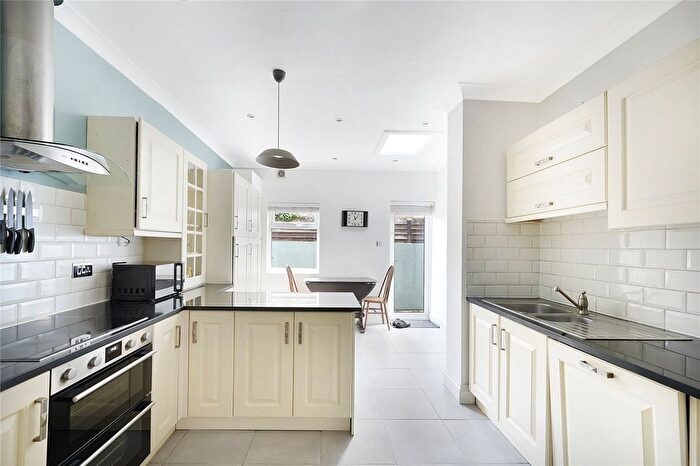2 Bedroom Flat For Sale In Hainault Road, Leytonstone, London, E11