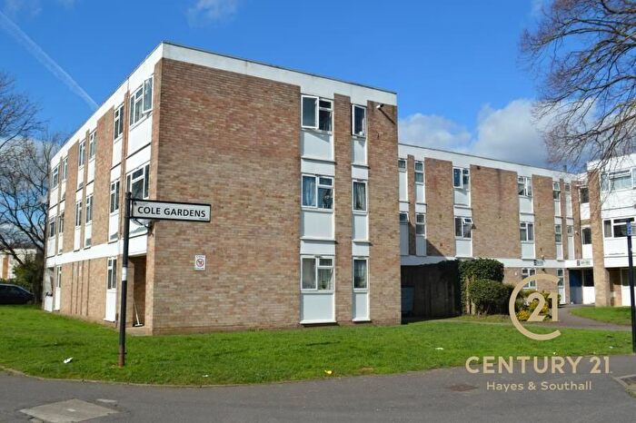 2 Bedroom Flat For Sale In Cole Gardens, TW5