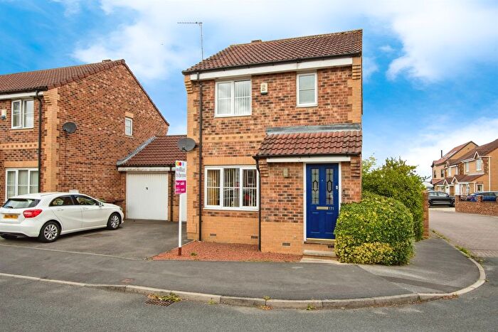 3 Bedroom Link Detached House For Sale In Healdfield Road, Castleford, WF10