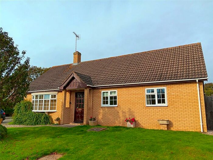 2 Bedroom Bungalow For Sale In Clifton Drive, Oundle, Northamptonshire, PE8