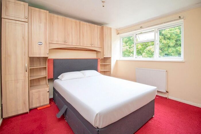 3 Bedroom Terraced House To Rent In Ringwood Gardens, London, SW15