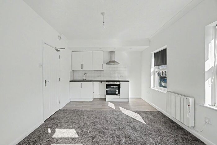2 Bedroom Flat To Rent In High Street, Chatham, ME4