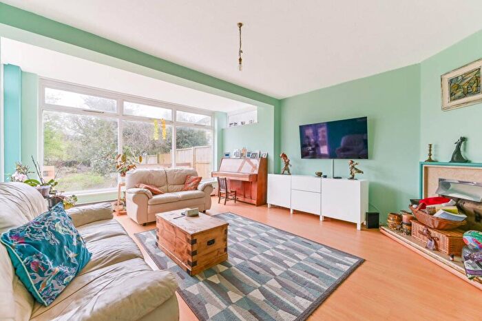 3 Bedroom Semi Detached House For Sale In High View Close, Crystal Palace, London, SE19