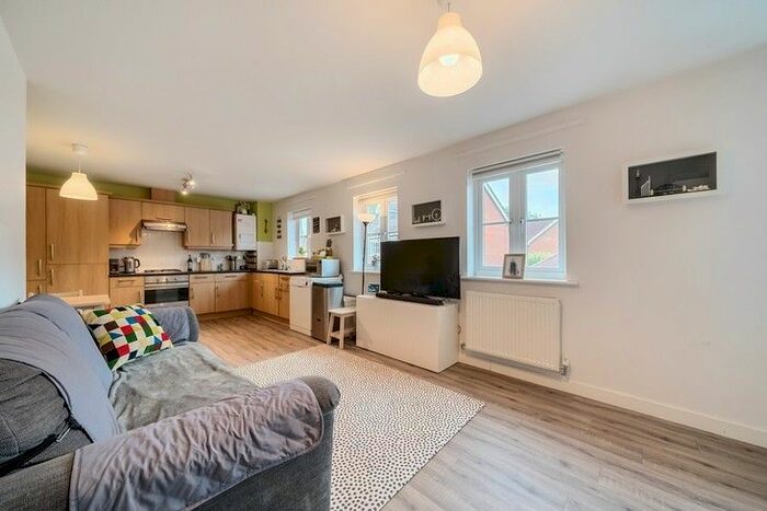 2 Bedroom Maisonette For Sale In Wheatsheaf Close, Wokingham, Berkshire, RG41