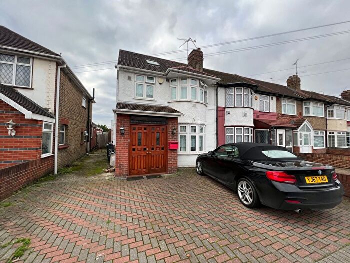 4 Bedroom Semi Detached House To Rent In Chaucer Avenue, Hounslow, TW4