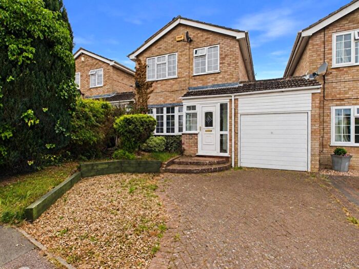 3 Bedroom Link Detached House For Sale In Hare Close, Buckingham, MK18