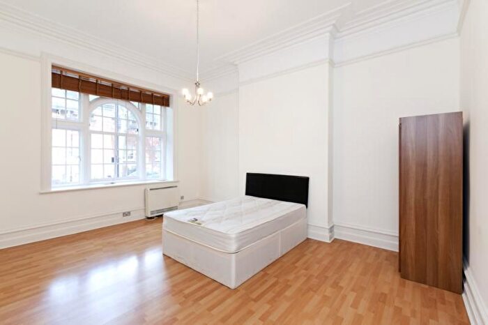 3 Bedroom Flat To Rent In Bedford Court Avenue, London, WC1B